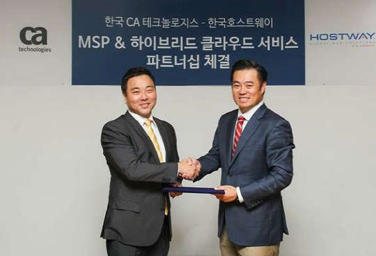 5일 경기도 분당 한국호스트웨이 사무실에서 마이클최 한국CA테크놀로지스 대표(왼쪽)와 이해민 한국호스트웨이 회장이 MSP 협약을 체결하고 악수를 하고 있다. 한국CA테크놀로지스 제공.